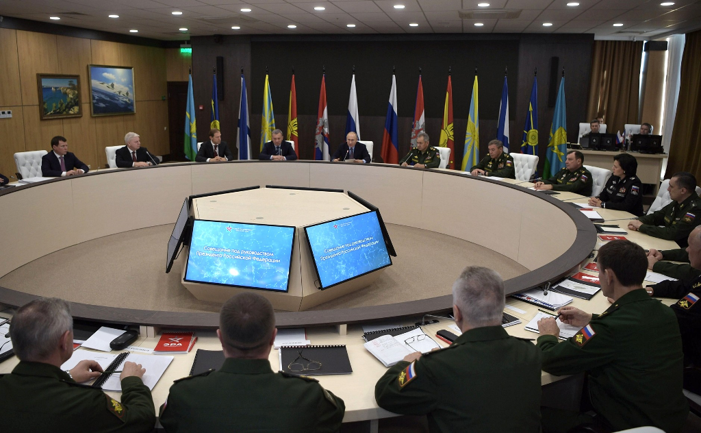 Президент РФ провел серию совещаний с руководством Минобороны и ОПК России